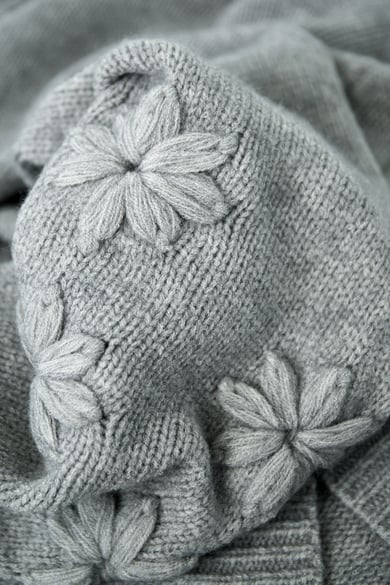 Bellissimo maglione dal tocco floreale - grigio h5 Immagine8